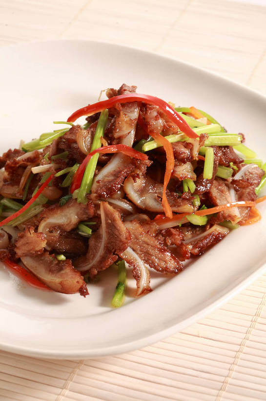 耳朵,无人,竖图,俯视,室内,特写,白天,烹饪,中餐,餐桌,桌子,辣椒,芹菜,蔬菜,餐具,一堆,许多,堆叠,堆积,新鲜,碟子,盘,陶瓷,肉,料理,食品,陶瓷制品,很多,猪肉,菜肴,美食,肉类,食物,一个,红色,白色,盘子,碟,中式,猪耳朵,佳肴,有机食品,绿色食品,单个,餐台,中华料理,堆,肉食,彩椒,辣角,红海椒,大椒,辣虎,广椒,豚肉,药芹,甜椒,水芹,柿子椒,辣子,旱芹,海椒,番椒,灯笼椒,彩图,高角度拍摄,shjb1,炒猪耳朵