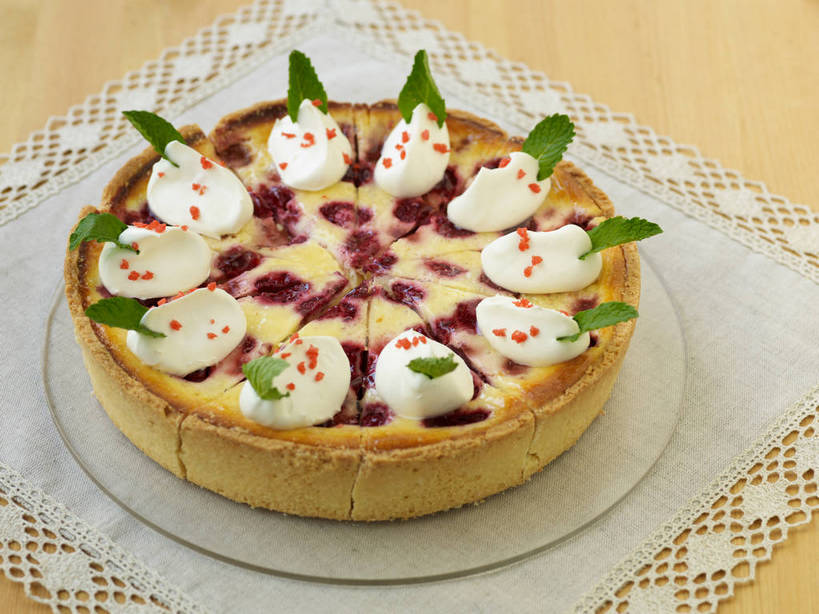 面食,无人,横图,俯视,室内,特写,白天,烹饪,西餐,餐桌,桌子,餐具,玻璃,纺织品,切开,布,布料,碟子,盘,薄荷,料理,食品,面点,银丹草,蕾丝,织物,布纹,菜肴,美食,玻璃制品,桌布,食物,一个,盘子,餐巾,碟,台布,奶油,切,西式,佳肴,单个,餐台,派,布匹,乳制品,剖面,切面,蓝莓派,激凌,克林姆,淇淋,斑叶凤梨薄荷,夜息香,餐桌布,彩图,高角度拍摄,镂空织物,shjb1