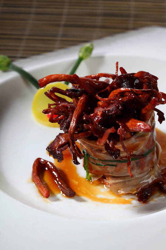 无人,竖图,俯视,室内,特写,白天,烹饪,中餐,餐桌,桌子,柠檬,蔬菜,水果,新鲜,包装,包装纸,布料,纸,陶瓷,菌菇,生食,料理,食品,果实,陶瓷制品,纸张,菌类,布纹,菜肴,美食,桌布,食物,一个,白色,餐巾,容器,绳子,台布,碗,中式,食用菌,佳肴,有机食品,绿色食品,单个,餐台,中华料理,茶树菇,储藏,捆绑,绳索,包装材料,真菌,储存,绑缚,糯米纸,益母果,柠果,餐桌布,彩图,高角度拍摄,贮存,shjb1,烧茶树菇