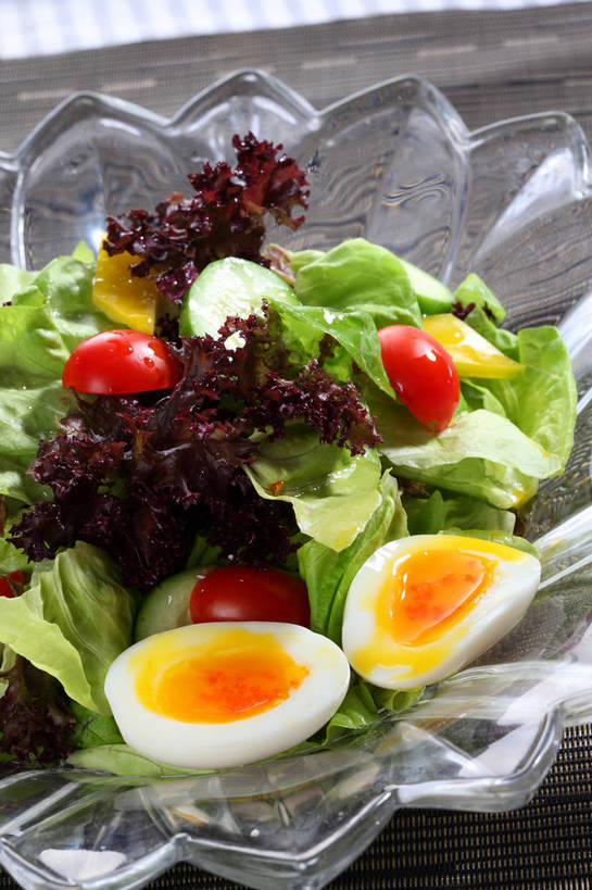 无人,竖图,俯视,室内,特写,白天,烹饪,西餐,餐桌,桌子,蔬菜,西红柿,小番茄,餐具,玻璃,一堆,许多,堆叠,堆积,新鲜,布料,碟子,盘,生菜,莴苣,蛋,鸡蛋,蔬菜沙拉,沙拉,料理,食品,很多,布纹,色拉,菜肴,美食,玻璃制品,桌布,食物,一个,盘子,餐巾,碟,台布,西式,佳肴,有机食品,绿色食品,单个,餐台,堆,苦苣,草鸡蛋,春菜,鹅仔菜,莴仔菜,千金菜,卵,叶用莴苣,小西红柿,樱桃小番茄,珍珠小番茄,樱桃番茄,圣女果,番茄,餐桌布,彩图,高角度拍摄,红珊瑚生菜,本鸡蛋,笨鸡蛋,柴鸡蛋,山鸡蛋,土鸡蛋,流黄蛋,糖心蛋,shjb1