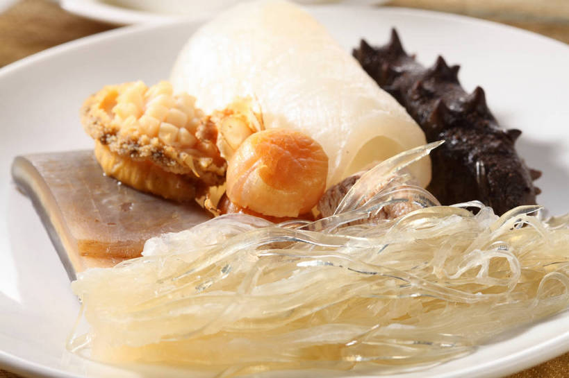 海鲜,无人,横图,俯视,室内,特写,白天,烹饪,中餐,餐桌,桌子,餐具,许多,竹制,碟子,盘,陶瓷,料理,食品,陶瓷制品,很多,水产,菜肴,美食,海洋生物,食物,盘子,垫子,碟,中式,鲍鱼,佳肴,餐台,中华料理,海参,石决明,竹制品,鱼翅,水生动物,海产品,水生物,棘皮动物,海底动物,鳆鱼,镜面鱼,明目鱼,鲛鲨翅,鲛鱼翅,金丝菜,沙鱼翅,鲨鱼翅,鲨鱼鳍,彩图,高角度拍摄,shjb1