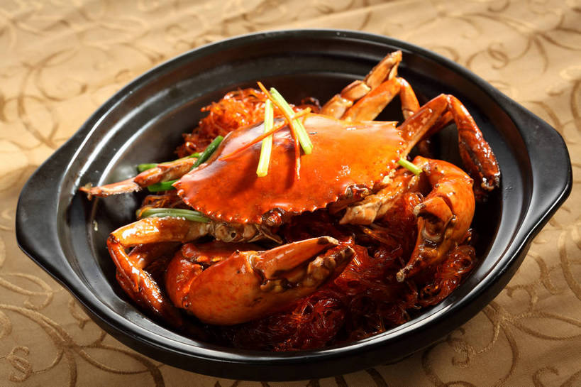 面食,面条,蟹,无人,横图,俯视,室内,特写,白天,烹饪,中餐,餐桌,桌子,螃蟹,布料,陶瓷,葱,青葱,面,料理,食品,陶瓷制品,布纹,粉丝,菜肴,美食,桌布,食物,一个,黑色,餐巾,容器,台布,碗,中式,佳肴,单个,餐台,中华料理,储藏,储存,甲壳动物,冬粉,餐桌布,彩图,高角度拍摄,贮存,shjb1,粉丝蟹煲