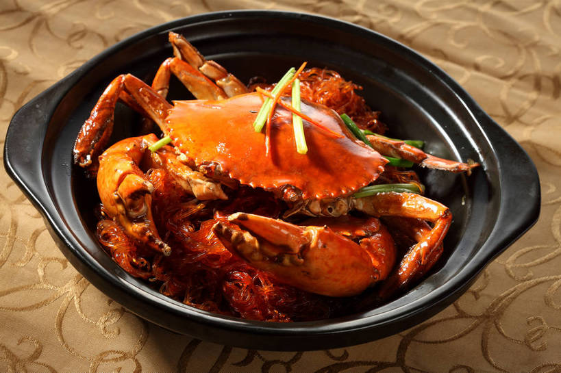 面食,面条,蟹,无人,横图,俯视,室内,特写,白天,烹饪,中餐,餐桌,桌子,螃蟹,布料,陶瓷,葱,青葱,面,料理,食品,陶瓷制品,布纹,粉丝,菜肴,美食,桌布,食物,一个,黑色,餐巾,容器,台布,碗,中式,佳肴,单个,餐台,中华料理,储藏,储存,甲壳动物,冬粉,餐桌布,彩图,高角度拍摄,贮存,shjb1,粉丝蟹煲