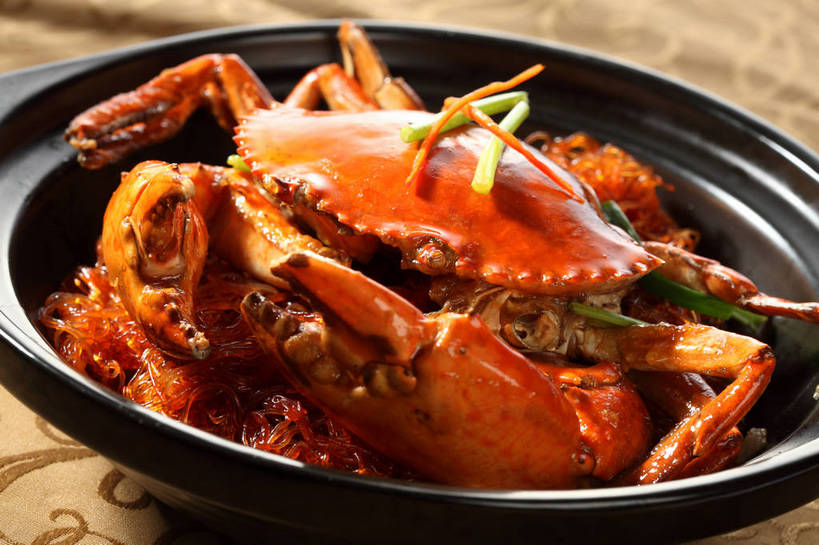 面食,面条,蟹,无人,横图,俯视,室内,特写,白天,烹饪,中餐,餐桌,桌子,螃蟹,布料,陶瓷,葱,青葱,面,料理,食品,陶瓷制品,布纹,粉丝,菜肴,美食,桌布,食物,一个,黑色,餐巾,容器,台布,碗,中式,佳肴,单个,餐台,中华料理,储藏,储存,甲壳动物,冬粉,餐桌布,彩图,高角度拍摄,贮存,shjb1,粉丝蟹煲