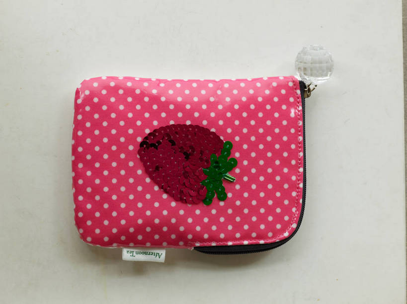 无人,横图,俯视,室内,特写,白天,桌面,桌子,草莓,浆果,静物,水果,阴影,灰色背景,新鲜,反射,包,影子,斑点,生食,食品,果实,食物,一个,红色,摄影,有机食品,绿色食品,影棚,单个,化妆包,摄影棚,提包,洋莓,水果皇后,红莓,地莓,彩图,高角度拍摄,影棚拍摄,拍摄,shjb1