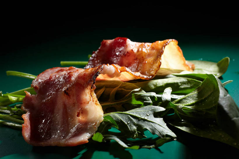 无人,横图,俯视,室内,特写,白天,水,餐桌,桌子,蔬菜,一片,绿色背景,阴影,曲折,弯曲,新鲜,反射,液体,影子,水滴,肉,食品,培根,猪肉,肉类,食物,摄影,蜿蜒,有机食品,绿色食品,影棚,餐台,摄影棚,肉食,芝麻菜,豚肉,德国芥菜,火箭生莱,芸芥,芝麻叶,紫花南芥,彩图,高角度拍摄,影棚拍摄,拍摄,烟肉,腌熏,火箭菜,shjb1