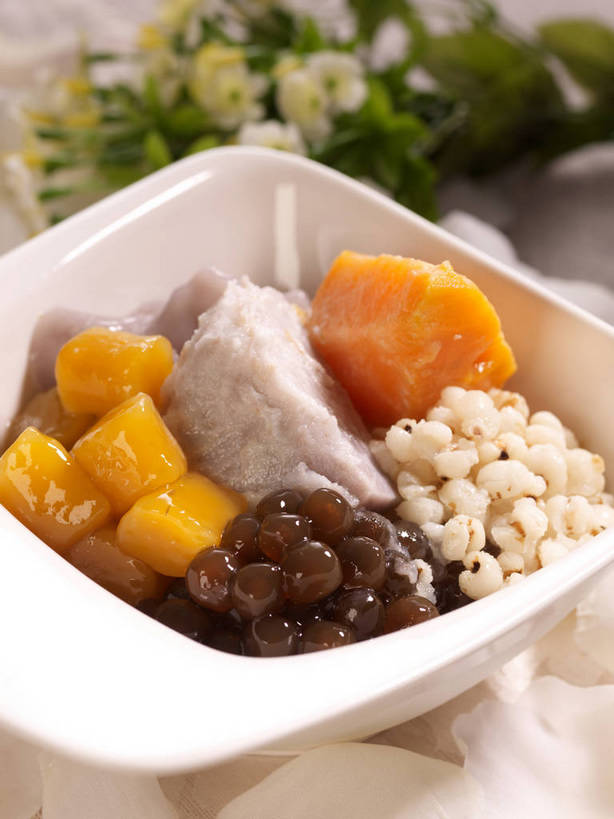 点心,无人,竖图,俯视,室内,特写,白天,餐桌,桌子,红薯,蔬菜,一堆,许多,阴影,堆叠,堆积,新鲜,装饰,反射,影子,珍珠,陶瓷,芋头,食品,甜点,甜品,陶瓷制品,很多,花蕾,中药,花,花瓣,花朵,鲜花,食物,一个,白色,容器,碗,甜食,花苞,花蕊,毛芋,毛芋头,芋奶,有机食品,绿色食品,单个,餐台,储藏,堆,华丽,修饰,点缀,储存,薏米,薏仁,衬托,美观,雅致,雅观,青芋,苡米,苡仁,薏苡仁,米仁,芋子,芋艿,山芋,甘薯,番薯,地瓜,彩图,高角度拍摄,芋圆,贮存,shjb1,古早芋圆冰