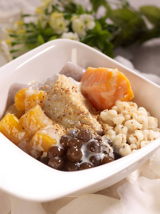 点心,无人,竖图,俯视,室内,特写,白天,餐桌,桌子,红薯,蔬菜,一堆,许多,阴影,堆叠,堆积,新鲜,装饰,反射,影子,珍珠,陶瓷,芋头,食品,甜点,甜品,陶瓷制品,很多,花蕾,中药,花,花瓣,花朵,鲜花,食物,一个,白色,容器,碗,甜食,花苞,花蕊,毛芋,毛芋头,芋奶,有机食品,绿色食品,单个,餐台,储藏,堆,华丽,修饰,点缀,储存,薏米,薏仁,衬托,美观,雅致,雅观,青芋,苡米,苡仁,薏苡仁,米仁,芋子,芋艿,山芋,甘薯,番薯,地瓜,彩图,高角度拍摄,芋圆,贮存,shjb1,古早芋圆冰