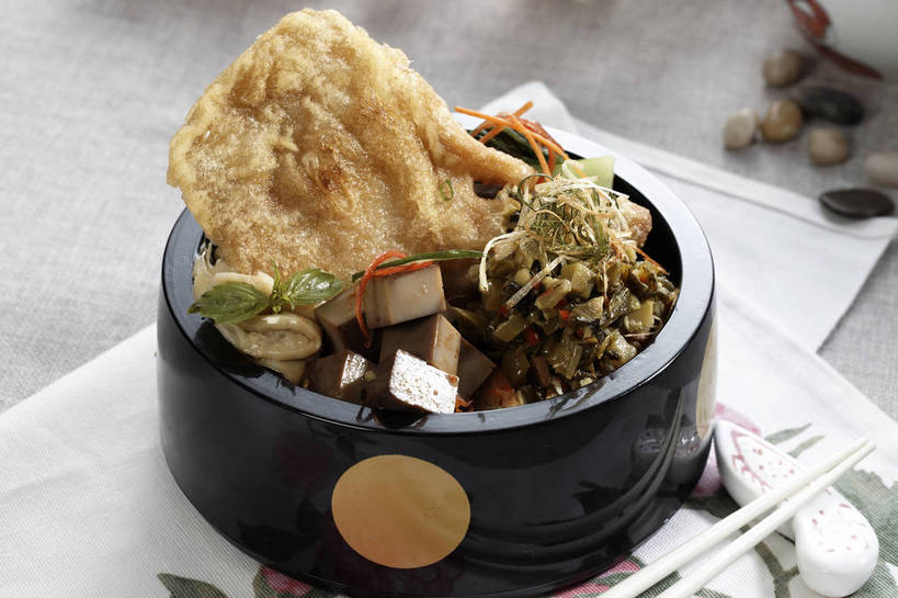 豆腐,无人,横图,俯视,室内,特写,白天,烹饪,餐桌,筷子,桌子,蔬菜,餐具,一双,竹制,新鲜,木制,布料,鸡肉,肉,油炸,料理,食品,筷架,布纹,筷枕,文化,传统,豆腐干,雪菜,菜肴,美食,肉类,桌布,食物,一个,餐巾,木制品,容器,垫子,台布,碗,佳肴,有机食品,绿色食品,单个,餐台,储藏,豆干,礼节,筷子架,竹制品,豆制品,储存,鸡排,礼仪,肉食,雪里红,进餐用具,餐桌布,彩图,高角度拍摄,雪里蕻,干子,素火腿,贮存,炸鸡排,shjb1