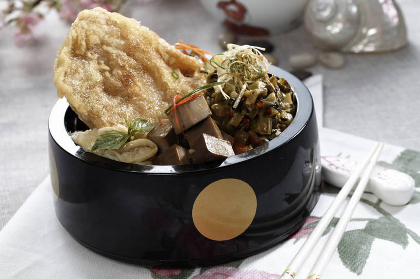 豆腐,无人,横图,俯视,室内,特写,白天,烹饪,幸福,纯洁,餐桌,筷子,桌子,樱花,蔬菜,餐具,一双,竹制,新鲜,盛开,木制,布料,鸡肉,肉,油炸,料理,食品,枝条,筷架,花蕾,布纹,筷枕,文化,传统,豆腐干,雪菜,菜肴,美食,肉类,桌布,花,花瓣,花朵,鲜花,树枝,食物,粉色,餐巾,木制品,容器,垫子,台布,碗,花苞,花蕊,佳肴,有机食品,绿色食品,餐台,等待,储藏,豆干,礼节,筷子架,竹制品,生命,豆制品,储存,鸡排,礼仪,肉食,仙樱花,福岛樱,青肤樱,高尚,雪里红,热烈,虬枝,枝杈,进餐用具,荆桃,餐桌布,彩图,高角度拍摄,雪里蕻,干子,素火腿,贮存,炸鸡排,shjb1