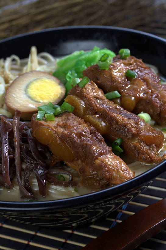 面食,面条,无人,竖图,俯视,室内,特写,白天,烹饪,餐桌,桌子,蔬菜,一把,切开,竹制,新鲜,木制,勺子,陶瓷,葱,豆芽,青葱,竹笋,蛋,海带,鸡蛋,面,肉,日本料理,料理,食品,陶瓷制品,半个,拉面,笋,菜肴,美食,肉类,食物,一个,木制品,容器,垫子,调羹,汤匙,碗,日式料理,切,一半,日式,佳肴,有机食品,绿色食品,单个,餐台,储藏,竹制品,储存,豆芽菜,剖面,肉食,切面,芽苗菜,卵,江白菜,彩图,高角度拍摄,鸡卵,鸡子,贮存,shjb1,豚骨拉面