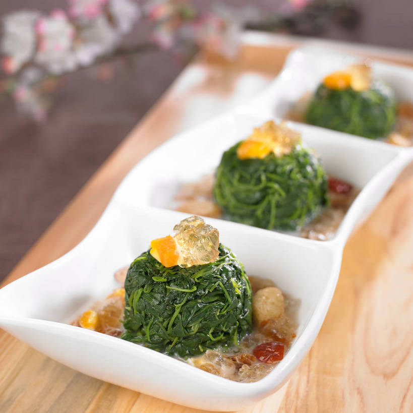 点心,无人,横图,俯视,室内,特写,白天,烹饪,中餐,餐桌,桌子,菠菜,蔬菜,餐具,阴影,朦胧,模糊,新鲜,装饰,盛开,反射,木制,碟子,盘,影子,陶瓷,料理,食品,甜点,甜品,枝条,案板,陶瓷制品,花蕾,冷盘,菜肴,美食,砧板,花,花瓣,花朵,鲜花,树枝,食物,一个,白色,盘子,木制品,碟,果冻,甜食,零食,花苞,花蕊,中式,冷菜,凉菜,佳肴,有机食品,绿色食品,单个,餐台,中华料理,华丽,修饰,点缀,啫喱,衬托,美观,雅致,雅观,虬枝,枝杈,鹦鹉菜,鼠根菜,角菜,红嘴绿鹦哥,赤根菜,菠薐菜,波斯草,彩图,高角度拍摄,凉拌菠菜,shjb1