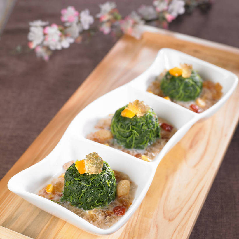 点心,无人,横图,俯视,室内,特写,白天,烹饪,中餐,餐桌,桌子,菠菜,蔬菜,餐具,阴影,朦胧,模糊,新鲜,装饰,盛开,反射,木制,碟子,盘,影子,陶瓷,料理,食品,甜点,甜品,枝条,案板,陶瓷制品,花蕾,冷盘,菜肴,美食,砧板,花,花瓣,花朵,鲜花,树枝,食物,一个,白色,盘子,木制品,碟,果冻,甜食,零食,花苞,花蕊,中式,冷菜,凉菜,佳肴,有机食品,绿色食品,单个,餐台,中华料理,华丽,修饰,点缀,啫喱,衬托,美观,雅致,雅观,虬枝,枝杈,鹦鹉菜,鼠根菜,角菜,红嘴绿鹦哥,赤根菜,菠薐菜,波斯草,彩图,高角度拍摄,凉拌菠菜,shjb1