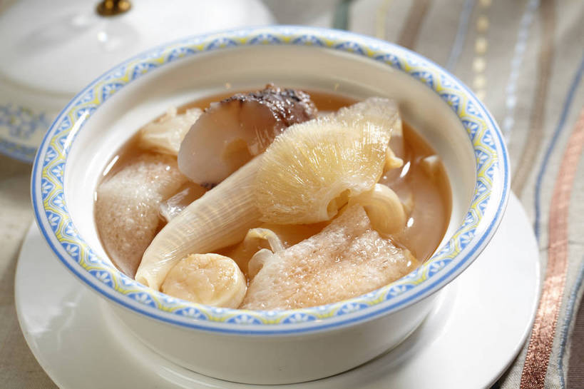 无人,横图,俯视,室内,特写,白天,烹饪,中餐,石头,餐桌,桌子,餐具,布料,碟子,盘,石子,陶瓷,浓汤,汤,料理,食品,陶瓷制品,布纹,羹,菜肴,美食,海洋生物,桌布,食物,一个,白色,盘子,餐巾,容器,碟,台布,碗,中式,鹅卵石,佳肴,单个,餐台,中华料理,储藏,鱼翅,储存,水生动物,水生物,按摩石,海底动物,海鲜羹,象拔蚌,高雅海神蛤,管蛤,女神蛤,太平洋潜泥蛤,鲛鲨翅,鲛鱼翅,金丝菜,沙鱼翅,鲨鱼翅,鲨鱼鳍,石块,餐桌布,彩图,高角度拍摄,贮存,shjb1