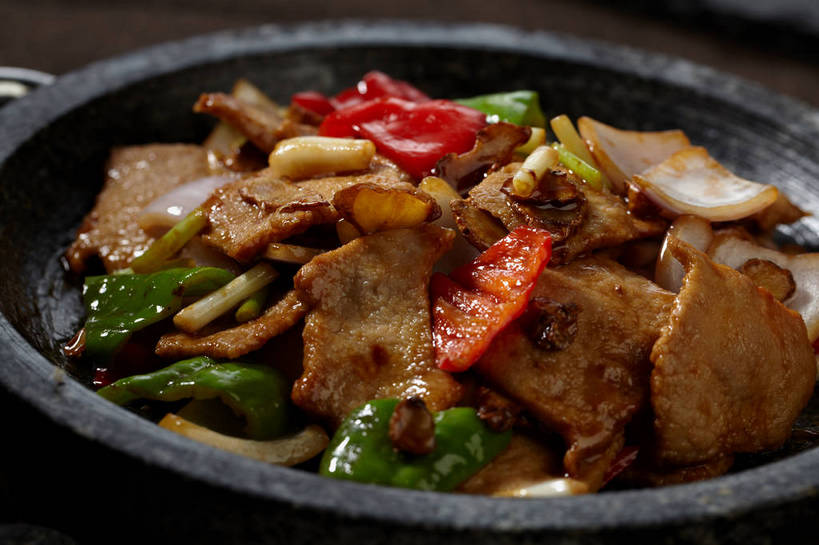 无人,横图,俯视,室内,特写,白天,烹饪,中餐,餐桌,桌子,辣椒,蔬菜,厨具,一堆,许多,堆叠,堆积,朦胧,模糊,新鲜,布料,锅子,石锅,调味,肉,香料,佐料,料理,食品,很多,布纹,锅,猪肉,菜肴,美食,肉类,桌布,食物,一个,餐巾,台布,中式,佳肴,有机食品,绿色食品,单个,餐台,锅具,中华料理,堆,配料,川菜,回锅肉,肉食,彩椒,烹饪用具,辣角,红海椒,大椒,辣虎,广椒,豚肉,作料,四川菜,烹调用具,甜椒,柿子椒,辣子,海椒,番椒,灯笼椒,餐桌布,烹调,彩图,高角度拍摄,shjb1