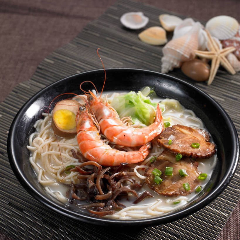 海鲜,面食,面条,无人,横图,俯视,室内,特写,白天,烹饪,中餐,餐桌,桌子,海星,贝壳,一堆,许多,切开,堆叠,堆积,布料,陶瓷,蛋,鸡蛋,面,肉,虾,料理,食品,陶瓷制品,半个,很多,布纹,叉烧,拉面,卤蛋,水产,猪肉,菜肴,美食,肉类,海洋生物,桌布,食物,一个,动物,餐巾,容器,台布,碗,切,一半,中式,生物,佳肴,对虾,单个,餐台,中华料理,储藏,堆,储存,水生动物,海产品,水生物,剖面,肉食,海底动物,切面,豚肉,卵,棘皮动物门,贝类外壳,海螺壳,软体动物外壳,星鱼,餐桌布,彩图,高角度拍摄,鸡卵,鸡子,贮存,海鲜拉面,shjb1