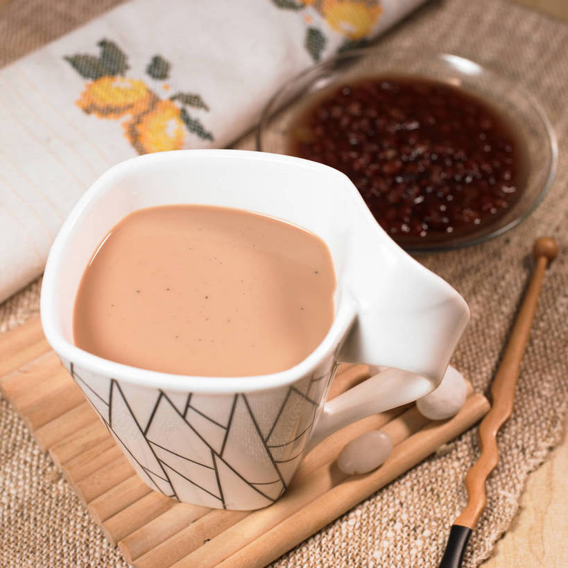 无人,横图,俯视,室内,特写,白天,爱情,石头,餐桌,桌子,杯子,餐具,玻璃,阴影,竹制,装饰,反射,布料,碟子,盘,石子,影子,陶瓷,红豆,奶茶,红豆沙,相思豆,陶瓷制品,饮品,一杯,布纹,玻璃制品,桌布,饮料,三个,一个,盘子,餐巾,马克杯,水杯,垫子,碟,台布,鹅卵石,搅拌棒,冬青,单个,餐台,华丽,修饰,点缀,竹制品,可口,按摩石,豆沙,相思,衬托,美观,雅致,雅观,适口,石块,搅棒,餐桌布,彩图,高角度拍摄,豆蓉,红豆泥,shjb1,红豆奶茶