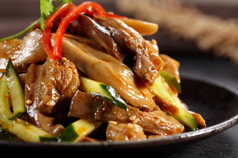 内脏,无人,横图,俯视,室内,特写,白天,烹饪,中餐,餐桌,桌子,黄瓜,辣椒,蔬菜,餐具,叶子,一堆,许多,阴影,堆叠,堆积,朦胧,模糊,新鲜,反射,布料,碟子,盘,影子,陶瓷,肉,料理,食品,绿叶,陶瓷制品,很多,布纹,猪肉,冷盘,猪肚,菜肴,美食,肉类,桌布,食物,一个,红色,盘子,餐巾,碟,台布,中式,嫩叶,冷菜,凉菜,佳肴,有机食品,绿色食品,单个,餐台,中华料理,堆,肉食,彩椒,辣角,红海椒,大椒,辣虎,广椒,豚肉,肚子,叶,叶片,甜椒,柿子椒,青瓜,辣子,胡瓜,海椒,番椒,灯笼椒,餐桌布,彩图,高角度拍摄,shjb1,凉拌猪肚