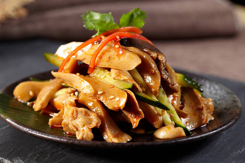 内脏,无人,横图,俯视,室内,特写,白天,烹饪,中餐,餐桌,桌子,黄瓜,辣椒,蔬菜,餐具,叶子,一堆,许多,阴影,堆叠,堆积,朦胧,模糊,新鲜,反射,布料,碟子,盘,影子,陶瓷,肉,料理,食品,绿叶,陶瓷制品,很多,布纹,猪肉,冷盘,猪肚,菜肴,美食,肉类,桌布,食物,一个,红色,盘子,餐巾,碟,台布,中式,嫩叶,冷菜,凉菜,佳肴,有机食品,绿色食品,单个,餐台,中华料理,堆,肉食,彩椒,辣角,红海椒,大椒,辣虎,广椒,豚肉,肚子,叶,叶片,甜椒,柿子椒,青瓜,辣子,胡瓜,海椒,番椒,灯笼椒,餐桌布,彩图,高角度拍摄,shjb1,凉拌猪肚