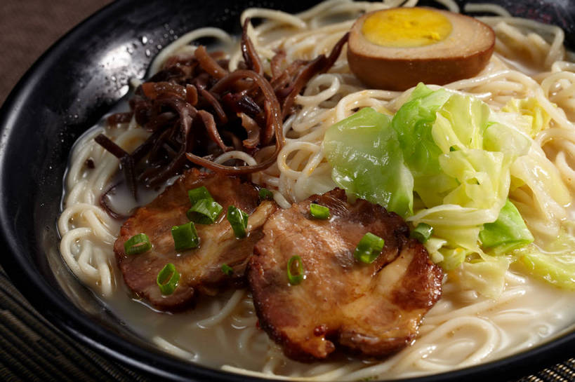 面食,面条,无人,横图,俯视,室内,特写,白天,烹饪,中餐,餐桌,桌子,蔬菜,椰菜,卷心菜,一堆,许多,切开,堆叠,堆积,新鲜,布料,陶瓷,葱,青葱,蛋,鸡蛋,面,肉,料理,食品,陶瓷制品,半个,很多,布纹,叉烧,拉面,卤蛋,猪肉,菜肴,美食,肉类,桌布,食物,一个,餐巾,容器,台布,碗,切,一半,中式,甘蓝,佳肴,有机食品,绿色食品,单个,餐台,中华料理,储藏,堆,储存,剖面,肉食,切面,豚肉,卵,甘蓝菜,结球甘蓝,甘兰,包心菜,餐桌布,彩图,高角度拍摄,圆白菜,鸡卵,鸡子,贮存,shjb1,叉烧拉面