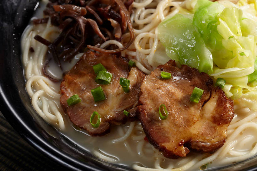 面食,面条,无人,横图,俯视,室内,特写,白天,烹饪,中餐,餐桌,桌子,蔬菜,椰菜,卷心菜,一堆,许多,堆叠,堆积,新鲜,布料,陶瓷,葱,青葱,面,肉,料理,食品,陶瓷制品,很多,布纹,叉烧,拉面,猪肉,菜肴,美食,肉类,桌布,食物,一个,餐巾,容器,台布,碗,中式,甘蓝,佳肴,有机食品,绿色食品,单个,餐台,中华料理,储藏,堆,储存,肉食,豚肉,甘蓝菜,结球甘蓝,甘兰,包心菜,餐桌布,彩图,高角度拍摄,圆白菜,贮存,shjb1,叉烧拉面