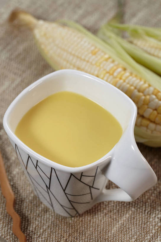 无人,竖图,俯视,室内,特写,白天,玉米,餐桌,桌子,蔬菜,杯子,阴影,朦胧,模糊,新鲜,反射,木制,棒子,布料,影子,陶瓷,玉蜀黍,食品,陶瓷制品,饮品,一杯,布纹,蔬菜汁,桌布,食物,饮料,两个,一个,餐巾,马克杯,木制品,水杯,台布,搅拌棒,有机食品,绿色食品,单个,餐台,苞米,可口,苞芦,苞谷,包谷,大蜀黍,番麦,薏米包,玉高粱,玉麦,珍珠米,适口,搅棒,餐桌布,彩图,高角度拍摄,玉米汁,shjb1