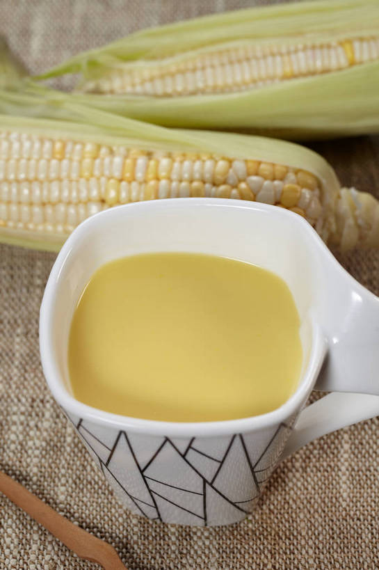 无人,竖图,俯视,室内,特写,白天,玉米,餐桌,桌子,蔬菜,杯子,阴影,朦胧,模糊,新鲜,反射,木制,棒子,布料,影子,陶瓷,玉蜀黍,食品,陶瓷制品,饮品,一杯,布纹,蔬菜汁,桌布,食物,饮料,两个,一个,餐巾,马克杯,木制品,水杯,台布,搅拌棒,有机食品,绿色食品,单个,餐台,苞米,可口,苞芦,苞谷,包谷,大蜀黍,番麦,薏米包,玉高粱,玉麦,珍珠米,适口,搅棒,餐桌布,彩图,高角度拍摄,玉米汁,shjb1