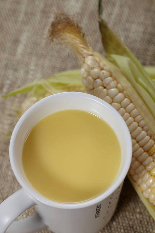 无人,竖图,俯视,室内,特写,白天,玉米,餐桌,桌子,蔬菜,杯子,阴影,新鲜,反射,棒子,布料,影子,陶瓷,玉蜀黍,食品,陶瓷制品,饮品,一杯,布纹,蔬菜汁,桌布,食物,饮料,两个,一个,餐巾,马克杯,水杯,台布,有机食品,绿色食品,单个,餐台,苞米,可口,苞芦,苞谷,包谷,大蜀黍,番麦,薏米包,玉高粱,玉麦,珍珠米,适口,餐桌布,彩图,高角度拍摄,玉米汁,shjb1