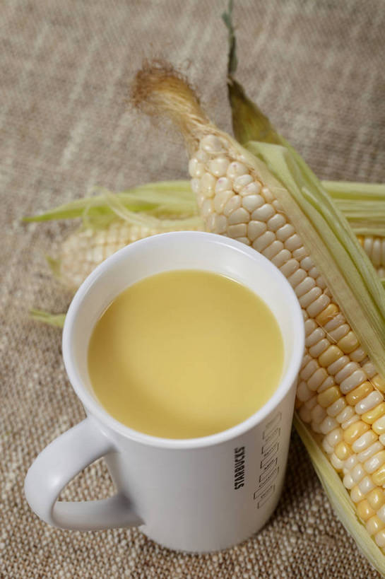 无人,竖图,俯视,室内,特写,白天,玉米,餐桌,桌子,蔬菜,杯子,阴影,新鲜,反射,棒子,布料,影子,陶瓷,玉蜀黍,食品,陶瓷制品,饮品,一杯,布纹,蔬菜汁,桌布,食物,饮料,两个,一个,餐巾,马克杯,水杯,台布,有机食品,绿色食品,单个,餐台,苞米,可口,苞芦,苞谷,包谷,大蜀黍,番麦,薏米包,玉高粱,玉麦,珍珠米,适口,餐桌布,彩图,高角度拍摄,玉米汁,shjb1