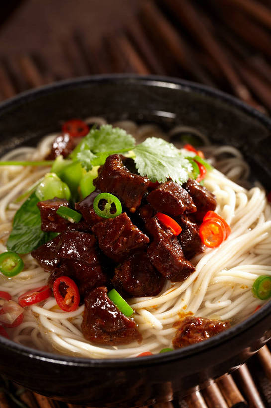 面食,面条,无人,竖图,俯视,室内,特写,白天,烹饪,中餐,餐桌,筷子,桌子,辣椒,蔬菜,餐具,叶子,一双,朦胧,模糊,新鲜,陶瓷,香菜,面,肉,料理,食品,绿叶,陶瓷制品,文化,传统,菜肴,美食,肉类,食物,一个,红色,绿色,容器,碗,中式,嫩叶,佳肴,有机食品,绿色食品,单个,餐台,中华料理,储藏,礼节,储存,汤面,礼仪,肉食,辣角,红海椒,大椒,辣虎,广椒,胡菜,香荽,原荽,园荽,芫荽,胡荽,莞荽,芫茜,芫蓿,莚葛草,莚荽菜,叶,叶片,进餐用具,辣子,红辣椒,海椒,番椒,彩图,高角度拍摄,贮存,shjb1