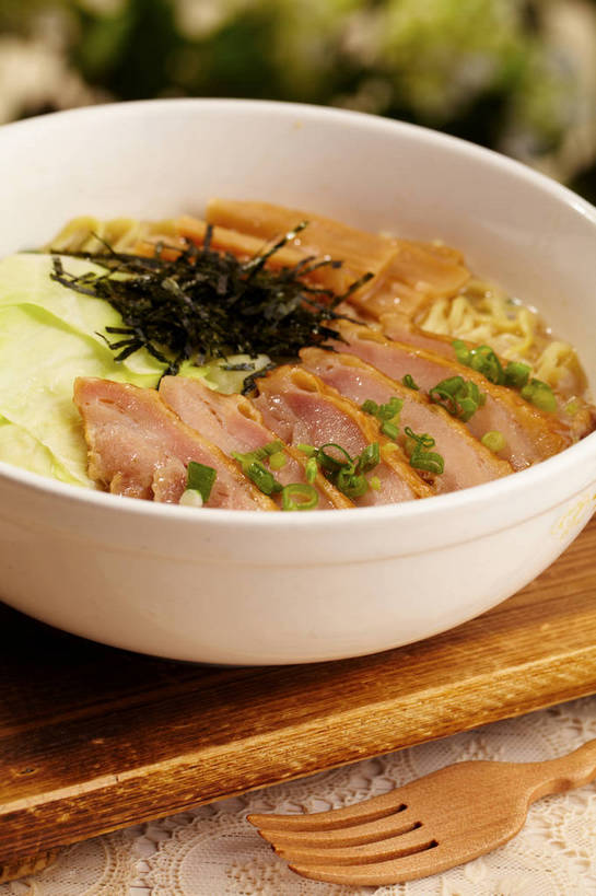 面食,面条,无人,竖图,俯视,室内,特写,白天,烹饪,餐桌,桌子,蔬菜,椰菜,卷心菜,餐具,一排,许多,切开,朦胧,模糊,新鲜,整齐,木制,叉子,陶瓷,葱,青葱,海苔,面,肉,料理,食品,案板,陶瓷制品,紫菜,很多,菜肴,美食,肉类,砧板,食物,排列,三个,木制品,容器,碗,切,甘蓝,佳肴,有机食品,绿色食品,餐台,储藏,储存,队列,汤面,剖面,肉食,餐叉,切面,甘蓝菜,进餐用具,结球甘蓝,甘兰,包心菜,彩图,高角度拍摄,条斑紫菜,圆白菜,贮存,shjb1