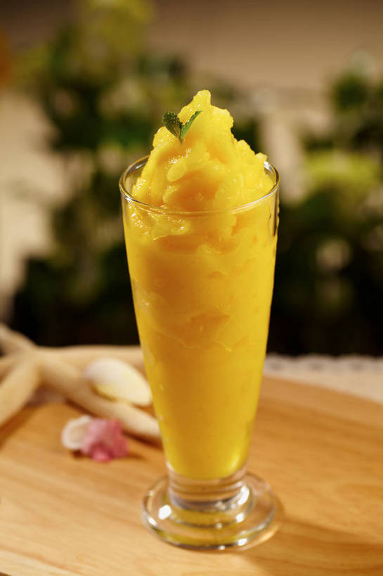 无人,竖图,俯视,室内,特写,白天,餐桌,桌子,海星,芒果,杯子,贝壳,叶子,朦胧,模糊,盛开,冰,薄荷,绿叶,银丹草,冰沙,一杯,清凉,花蕾,冷冻,海洋生物,玻璃制品,花,花瓣,花朵,鲜花,两个,一个,粉色,动物,水杯,冷饮,花苞,花蕊,舒服,橙色,嫩叶,生物,寒冷,冷藏,单个,餐台,解暑,解渴,舒爽,消暑,保鲜,斑叶凤梨薄荷,夜息香,棘皮动物门,叶,叶片,贝类外壳,海螺壳,软体动物外壳,玻璃杯,星鱼,望果,蜜望,檬果,闷果,漭果,杧果,庵波罗果,彩图,高角度拍摄,芒果冰沙,沐昔,思沐昔,shjb1