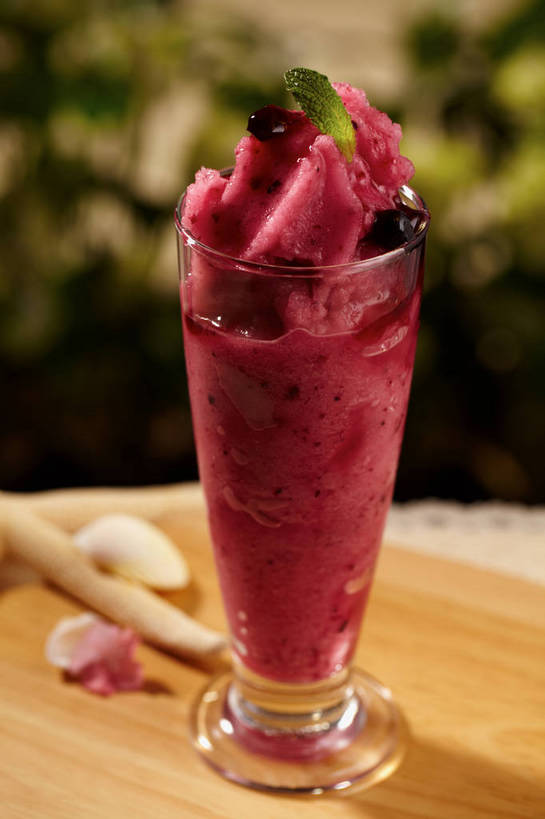 无人,竖图,俯视,室内,特写,白天,植物,餐桌,桌子,海星,豆,杯子,贝壳,叶子,朦胧,模糊,盛开,冰,豆类,豆子,红豆,薄荷,绿叶,银丹草,冰沙,一杯,清凉,花蕾,冷冻,海洋生物,玻璃制品,花,花瓣,花朵,鲜花,一个,粉色,紫色,动物,水杯,冷饮,花苞,花蕊,舒服,嫩叶,生物,寒冷,冷藏,单个,餐台,解暑,解渴,赤豆,豆科,舒爽,消暑,红小豆,保鲜,斑叶凤梨薄荷,夜息香,棘皮动物门,叶,叶片,贝类外壳,海螺壳,软体动物外壳,玻璃杯,星鱼,彩图,高角度拍摄,沐昔,思沐昔,小豆,shjb1