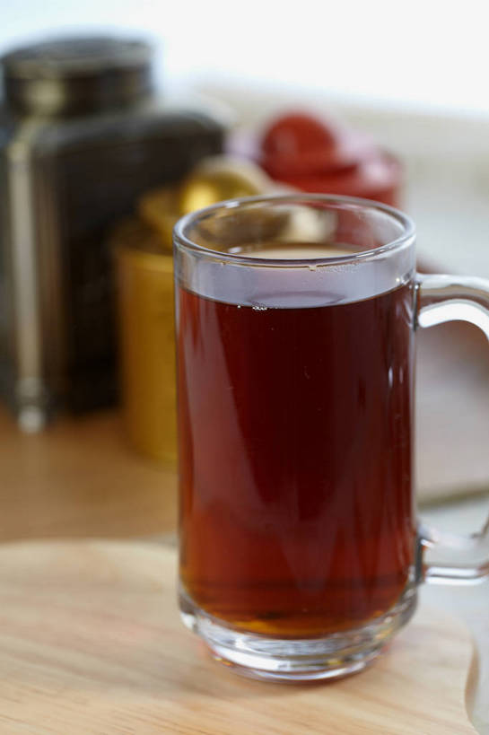 无人,竖图,俯视,室内,特写,白天,幸福,茶,桌面,桌子,杯子,金属制品,朦胧,模糊,金属,木制,罐子,木桌,红茶,茶叶,一杯,娱乐,玻璃制品,三个,一个,黄色,红色,木制品,瓶子,水杯,享受,休闲,温馨,放松,乐趣,单个,提神,舒适,醒脑,茶叶罐,玻璃杯,彩图,高角度拍摄,木桌子,shjb1