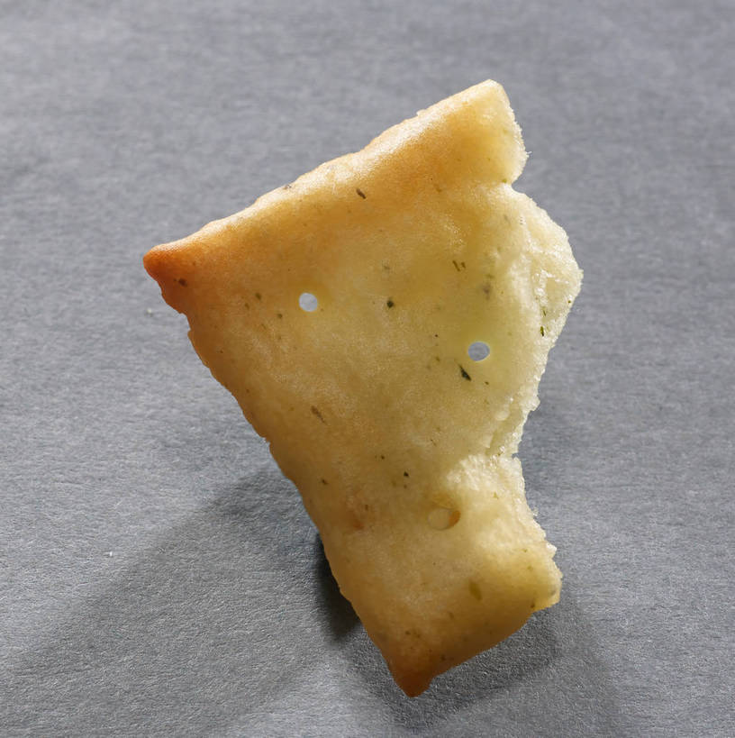 点心,无人,竖图,俯视,室内,特写,白天,餐桌,桌子,一块,阴影,灰色背景,反射,影子,食品,破坏,薯片,破损,食物,黄色,零食,摄影,影棚,餐台,损坏,摄影棚,垃圾食品,彩图,高角度拍摄,影棚拍摄,拍摄,shjb1,喀吱脆