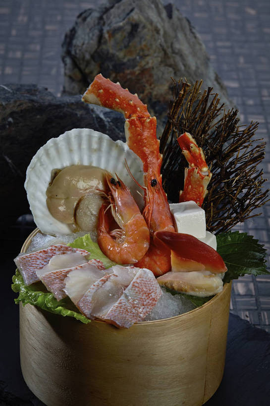 海鲜,蟹,豆腐,无人,竖图,俯视,室内,特写,白天,烹饪,中餐,石头,植物,餐桌,桌子,蔬菜,叶子,一排,切开,枯萎,新鲜,整齐,装饰,木制,螃蟹,石子,冰,生菜,莴苣,肉,虾,鱼肉,冰块,料理,食品,枯草,绿叶,扇贝,冷冻,火锅,水产,菜肴,美食,肉类,海洋生物,草,食物,排列,一个,黄色,红色,木制品,容器,碗,切,中式,嫩叶,寒冷,佳肴,有机食品,绿色食品,对虾,冷藏,单个,餐台,中华料理,储藏,华丽,修饰,点缀,冰冷,豆制品,储存,队列,水生动物,海产品,水生物,剖面,肉食,海底动物,北极贝,切面,衬托,美观,雅致,雅观,春菜,鹅仔菜,莴仔菜,千金菜,叶用莴苣,保鲜,甲壳动物,叶,叶片,石块,岩石,彩图,高角度拍摄,贮存,shjb1