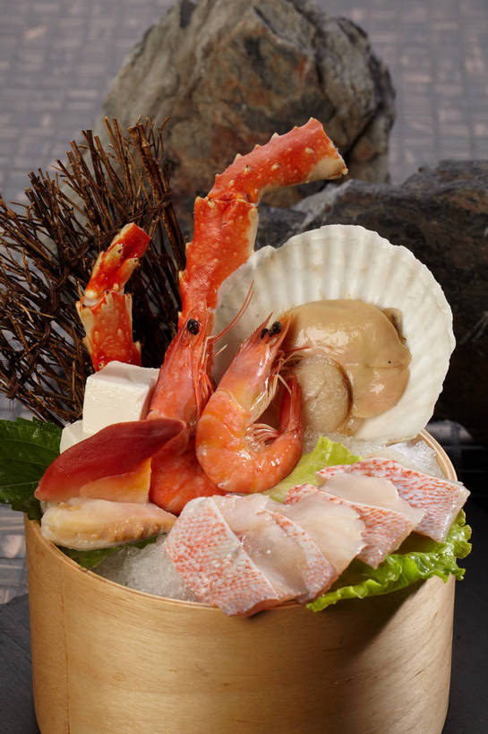 海鲜,蟹,豆腐,无人,竖图,俯视,室内,特写,白天,烹饪,中餐,石头,植物,餐桌,桌子,蔬菜,叶子,一排,切开,枯萎,新鲜,整齐,装饰,木制,螃蟹,石子,冰,生菜,莴苣,肉,虾,鱼肉,冰块,料理,食品,枯草,绿叶,扇贝,冷冻,火锅,水产,菜肴,美食,肉类,海洋生物,草,食物,排列,一个,黄色,红色,木制品,容器,碗,切,中式,嫩叶,寒冷,佳肴,有机食品,绿色食品,对虾,冷藏,单个,餐台,中华料理,储藏,华丽,修饰,点缀,冰冷,豆制品,储存,队列,水生动物,海产品,水生物,剖面,肉食,海底动物,北极贝,切面,衬托,美观,雅致,雅观,春菜,鹅仔菜,莴仔菜,千金菜,叶用莴苣,保鲜,甲壳动物,叶,叶片,石块,岩石,彩图,高角度拍摄,贮存,shjb1