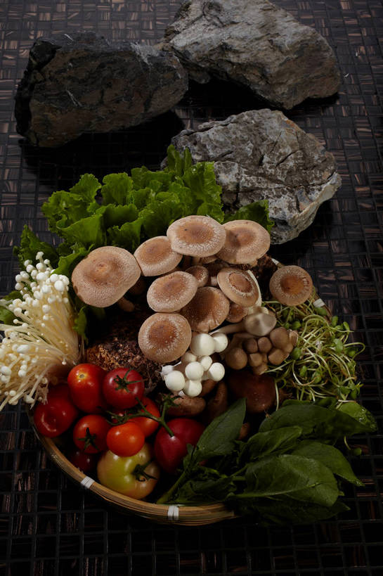 无人,竖图,俯视,室内,特写,白天,烹饪,中餐,石头,餐桌,桌子,菠菜,蔬菜,西红柿,小番茄,一堆,许多,堆叠,堆积,新鲜,石子,豆芽,菌菇,生菜,莴苣,香菇,料理,食品,棕色,很多,菌类,竹扁,火锅,平菇,菜肴,美食,绿豆芽,食物,一个,红色,绿色,中式,食用菌,佳肴,有机食品,绿色食品,竹编,单个,餐台,中华料理,堆,真菌,豆芽菜,芽苗菜,姬菇,春菜,鹅仔菜,莴仔菜,千金菜,叶用莴苣,糙皮侧耳,侧耳,黑牡丹菇,椎茸,小西红柿,樱桃小番茄,珍珠小番茄,石块,岩石,鹦鹉菜,樱桃番茄,鼠根菜,圣女果,角菜,红嘴绿鹦哥,番茄,赤根菜,菠薐菜,波斯草,彩图,高角度拍摄,香菌,香蕈,shjb1