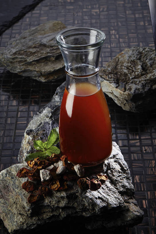 果汁,无人,竖图,俯视,室内,特写,白天,石头,餐桌,桌子,杯子,水果,叶子,切开,新鲜,石子,生食,薄荷,食品,果实,绿叶,银丹草,饮品,一杯,玻璃制品,食物,饮料,一个,红色,水杯,山楂,切,嫩叶,有机食品,绿色食品,单个,餐台,可口,剖面,切面,斑叶凤梨薄荷,夜息香,红果,适口,叶,叶片,玻璃杯,石块,岩石,彩图,高角度拍摄,胭脂果,shjb1,山楂汁