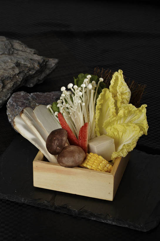 豆腐,无人,竖图,俯视,室内,特写,白天,烹饪,中餐,玉米,石头,植物,餐桌,桌子,叶子,一堆,许多,切开,堆叠,堆积,枯萎,新鲜,木制,棒子,石子,大白菜,菌菇,生菜,莴苣,香菇,玉蜀黍,料理,食品,枯草,绿叶,很多,菌类,白菜,火锅,菜肴,美食,草,食物,一个,黄色,红色,绿色,木制品,容器,碗,切,中式,嫩叶,食用菌,佳肴,有机食品,绿色食品,单个,餐台,中华料理,储藏,堆,苞米,真菌,豆制品,储存,蟹棒,苞芦,蟹肉棒,剖面,切面,苞谷,结球白菜,春菜,鹅仔菜,莴仔菜,千金菜,包谷,大蜀黍,番麦,薏米包,玉高粱,玉麦,珍珠米,叶用莴苣,胶菜,杏鲍菇,椎茸,刺芹侧耳,叶,叶片,石块,岩石,彩图,高角度拍摄,平庄菇,香菌,香蕈,蟹足棒,黄芽白,贮存,shjb1