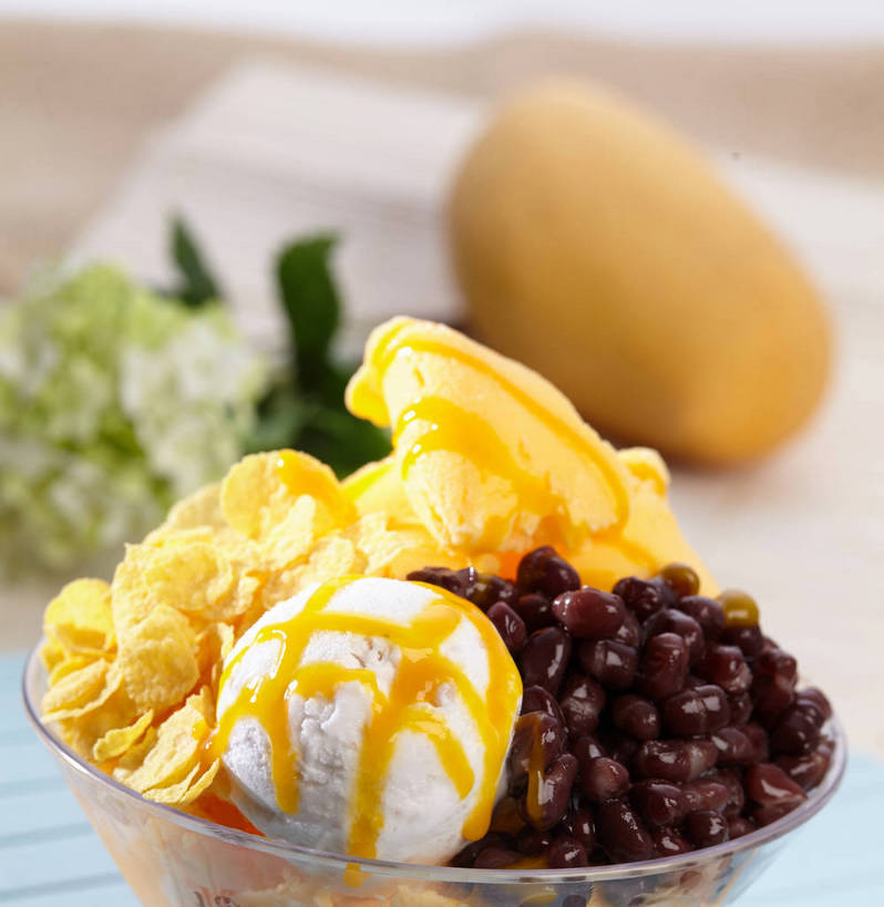 点心,无人,竖图,俯视,室内,特写,白天,植物,餐桌,桌子,芒果,豆,水果,叶子,玻璃,朦胧,模糊,新鲜,盛开,豆类,豆子,玉米片,调料,红豆,酱料,酱汁,生食,佐料,冰激凌,果实,绿叶,调味品,清凉,调味料,花蕾,酱,玻璃制品,花,花瓣,花朵,鲜花,一个,容器,碗,快餐,冷饮,零食,花苞,花蕊,舒服,嫩叶,冰淇淋,有机食品,绿色食品,单个,餐台,储藏,解暑,储存,解渴,雪糕,垃圾食品,赤豆,豆科,舒爽,冰糕,消暑,红小豆,叶,叶片,望果,蜜望,檬果,闷果,漭果,杧果,庵波罗果,彩图,高角度拍摄,芒果冰淇淋,贮存,小豆,shjb1