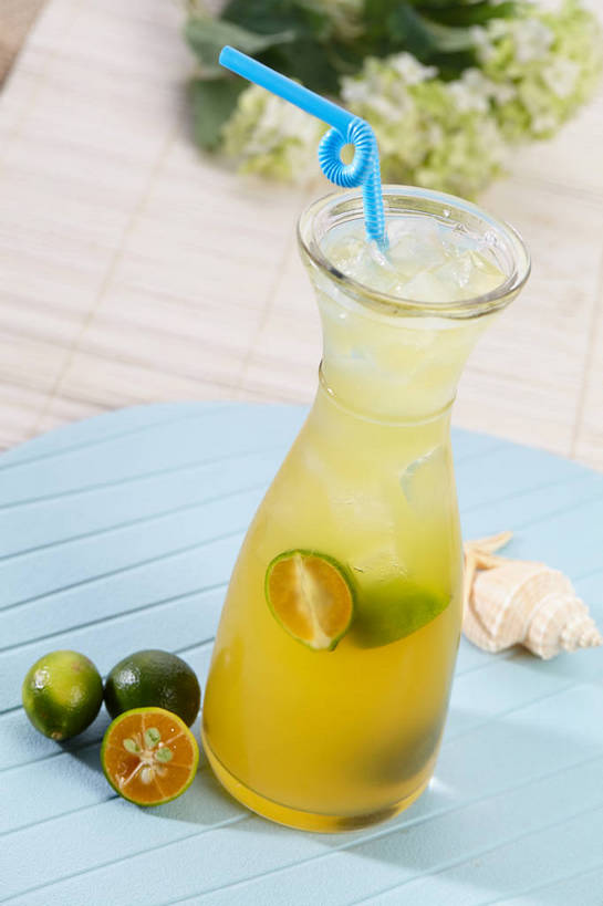 果汁,无人,竖图,俯视,室内,特写,白天,餐桌,桌子,柠檬,杯子,贝壳,水果,叶子,许多,切开,朦胧,模糊,漂浮,新鲜,盛开,冰,生食,冰块,食品,果实,绿叶,杯垫,饮品,很多,一杯,花蕾,冷冻,玻璃制品,花,花瓣,花朵,鲜花,食物,饮料,一个,蓝色,水杯,垫子,花苞,花蕊,切,嫩叶,寒冷,有机食品,绿色食品,冷藏,单个,餐台,青柠,漂流,莱姆,冰冷,可口,剖面,青柠汁,切面,保鲜,流浪,流落,流散,漂泊,飘泊,飘流,适口,叶,叶片,贝类外壳,海螺壳,软体动物外壳,玻璃杯,益母果,柠果,彩图,高角度拍摄,莱檬,shjb1