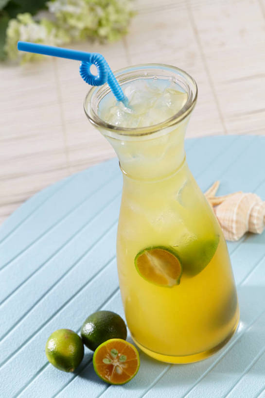 果汁,无人,竖图,俯视,室内,特写,白天,餐桌,桌子,柠檬,杯子,贝壳,水果,叶子,许多,切开,朦胧,模糊,漂浮,新鲜,盛开,冰,生食,冰块,食品,果实,绿叶,杯垫,饮品,很多,一杯,花蕾,冷冻,玻璃制品,花,花瓣,花朵,鲜花,食物,饮料,一个,蓝色,水杯,垫子,花苞,花蕊,切,嫩叶,寒冷,有机食品,绿色食品,冷藏,单个,餐台,青柠,漂流,莱姆,冰冷,可口,剖面,青柠汁,切面,保鲜,流浪,流落,流散,漂泊,飘泊,飘流,适口,叶,叶片,贝类外壳,海螺壳,软体动物外壳,玻璃杯,益母果,柠果,彩图,高角度拍摄,莱檬,shjb1