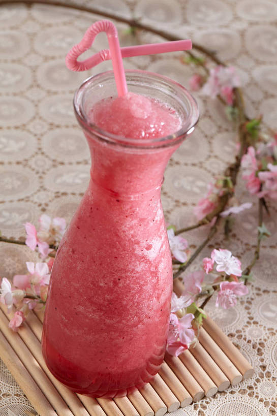 无人,竖图,俯视,室内,特写,白天,餐桌,桌子,一根,一块,盛开,塑料,冰,枝条,杯垫,冰沙,一杯,清凉,花蕾,冷冻,玻璃制品,花,花瓣,花朵,鲜花,树枝,一个,粉色,红色,玻璃瓶,瓶子,塑料制品,吸管,垫子,冷饮,花苞,花蕊,舒服,寒冷,冷藏,单个,餐台,解暑,空心,解渴,舒爽,饮管,消暑,保鲜,虬枝,枝杈,彩图,高角度拍摄,圆柱状,沐昔,思沐昔,shjb1