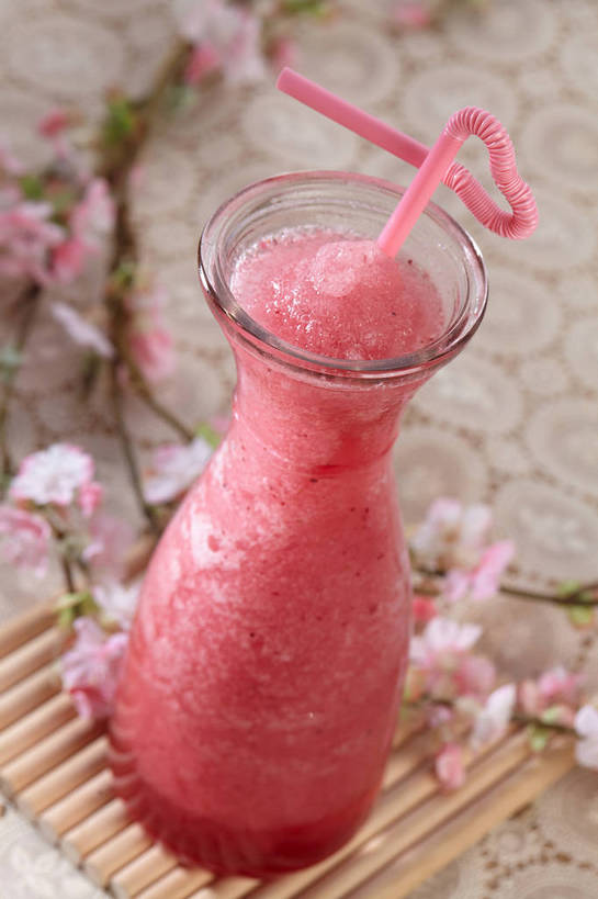 无人,竖图,俯视,室内,特写,白天,餐桌,桌子,一根,一块,盛开,塑料,冰,枝条,杯垫,冰沙,一杯,清凉,花蕾,冷冻,玻璃制品,花,花瓣,花朵,鲜花,树枝,一个,粉色,红色,玻璃瓶,瓶子,塑料制品,吸管,垫子,冷饮,花苞,花蕊,舒服,寒冷,冷藏,单个,餐台,解暑,空心,解渴,舒爽,饮管,消暑,保鲜,虬枝,枝杈,彩图,高角度拍摄,圆柱状,沐昔,思沐昔,shjb1