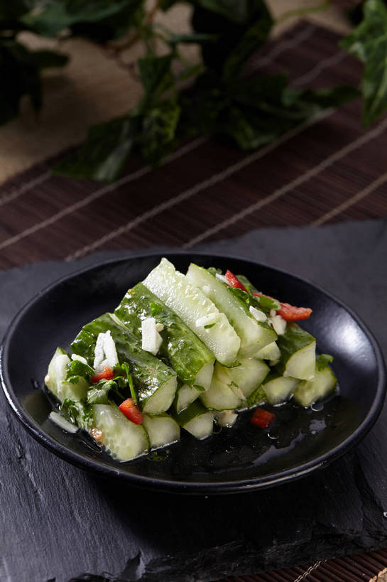 无人,竖图,俯视,室内,特写,白天,烹饪,中餐,餐桌,桌子,黄瓜,辣椒,蔬菜,餐具,一排,许多,切开,新鲜,整齐,碟子,盘,调料,酱料,酱汁,佐料,料理,食品,调味品,很多,调味料,酱,冷盘,凉拌黄瓜,菜肴,美食,食物,排列,一个,红色,黑色,盘子,碟,切,中式,冷菜,凉菜,佳肴,有机食品,绿色食品,单个,餐台,中华料理,堆,队列,剖面,切面,辣角,红海椒,大椒,辣虎,广椒,青瓜,辣子,胡瓜,红辣椒,海椒,番椒,彩图,高角度拍摄,shjb1