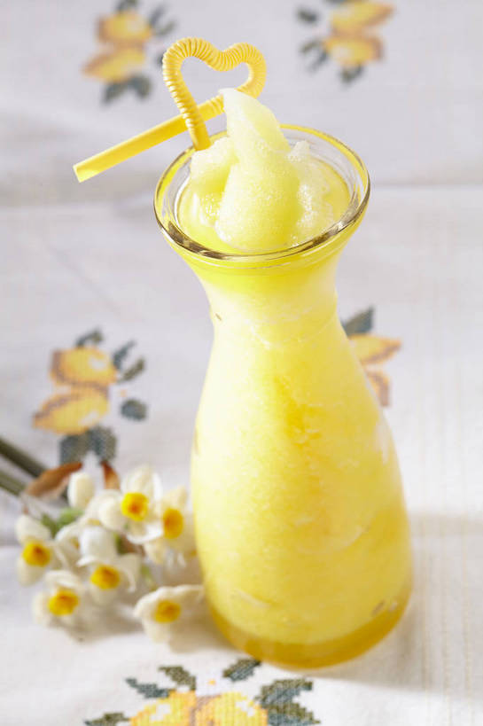 无人,竖图,俯视,室内,特写,白天,爱情,陶醉,餐桌,桌子,水仙花,芒果,杯子,一根,盛开,纹路,布料,纹理,塑料,冰,冰沙,一杯,清凉,花蕾,布纹,冷冻,玻璃制品,桌布,花,花瓣,花朵,鲜花,一个,黄色,餐巾,水杯,塑料制品,吸管,台布,冷饮,花苞,花蕊,舒服,寒冷,冷藏,单个,餐台,解暑,空心,解渴,记忆,舒爽,肌理,金盏银台,玉玲珑,女史花,雅蒜,天蒜,饮管,消暑,保鲜,敬意,自恋,凌波仙子,水仙,天葱,玻璃杯,望果,蜜望,檬果,闷果,漭果,杧果,庵波罗果,餐桌布,彩图,高角度拍摄,圆柱状,芒果冰沙,沐昔,思沐昔,shjb1