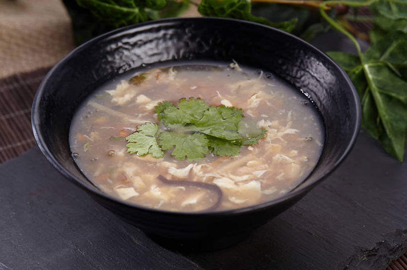 面食,面条,无人,横图,俯视,室内,特写,白天,烹饪,中餐,植物,餐桌,桌子,豆,花生,蔬菜,叶子,新鲜,陶瓷,豆类,豆子,香菜,腌菜,面,浓汤,汤,料理,食品,坚果,绿叶,陶瓷制品,粉丝,羹,菜肴,美食,食物,腌制,一个,容器,碗,中式,嫩叶,长生果,佳肴,有机食品,绿色食品,单个,餐台,中华料理,储藏,储存,榨菜,花生仁,腌渍,豆科,胡菜,香荽,原荽,园荽,芫荽,落花生,落生,胡荽,莞荽,芫茜,芫蓿,莚葛草,莚荽菜,冬粉,叶,叶片,花生米,花生豆,彩图,高角度拍摄,清脆,爽口,贮存,shjb1,胡辣汤,糊辣汤,辣糊汤