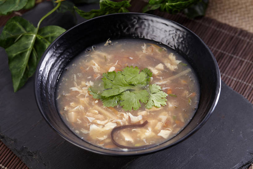 面食,面条,无人,横图,俯视,室内,特写,白天,烹饪,中餐,植物,餐桌,桌子,豆,花生,蔬菜,叶子,新鲜,陶瓷,豆类,豆子,香菜,腌菜,面,浓汤,汤,料理,食品,坚果,绿叶,陶瓷制品,粉丝,羹,菜肴,美食,食物,腌制,一个,容器,碗,中式,嫩叶,长生果,佳肴,有机食品,绿色食品,单个,餐台,中华料理,储藏,储存,榨菜,花生仁,腌渍,豆科,胡菜,香荽,原荽,园荽,芫荽,落花生,落生,胡荽,莞荽,芫茜,芫蓿,莚葛草,莚荽菜,冬粉,叶,叶片,花生米,花生豆,彩图,高角度拍摄,清脆,爽口,贮存,shjb1,胡辣汤,糊辣汤,辣糊汤