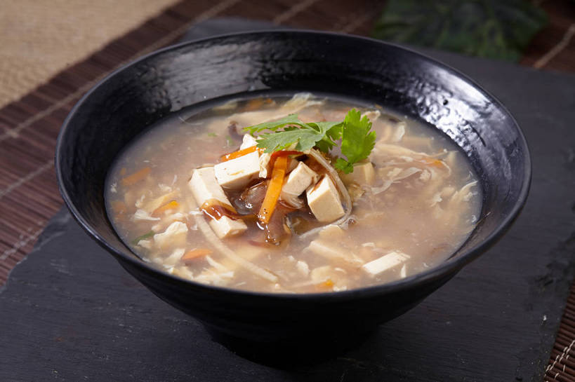 豆腐,无人,横图,俯视,室内,特写,白天,烹饪,中餐,餐桌,桌子,萝卜,胡萝卜,蔬菜,叶子,新鲜,陶瓷,香菜,腌菜,海带,浓汤,汤,料理,食品,绿叶,陶瓷制品,羹,菜肴,美食,食物,腌制,一个,黑色,容器,碗,中式,嫩叶,佳肴,有机食品,绿色食品,单个,餐台,中华料理,储藏,豆制品,储存,榨菜,黄萝卜,番萝卜,腌渍,胡菜,香荽,原荽,园荽,芫荽,江白菜,胡荽,莞荽,芫茜,芫蓿,莚葛草,莚荽菜,叶,叶片,红萝卜,甘荀,彩图,高角度拍摄,清脆,爽口,丁香萝卜,胡芦菔金,金笋,贮存,shjb1,胡辣汤,糊辣汤,辣糊汤